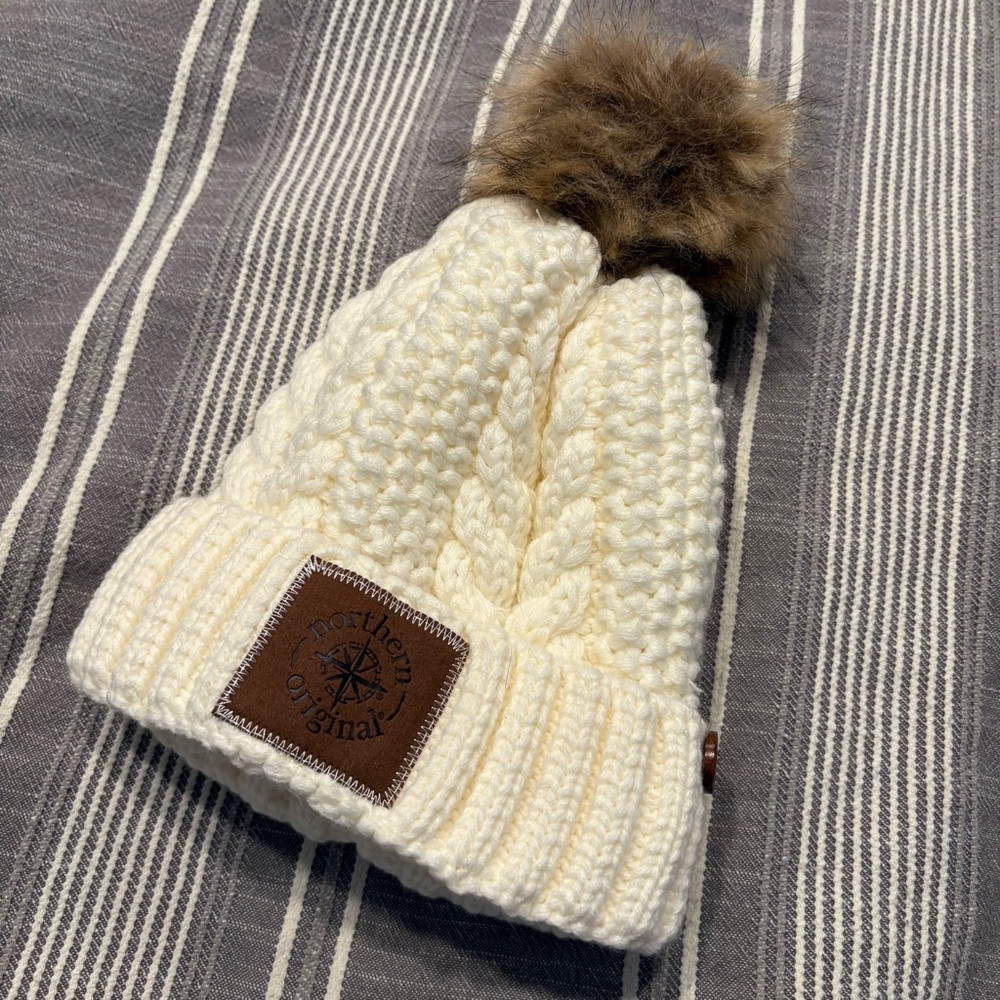 NWOT Northern Original Ivory Pom Hat